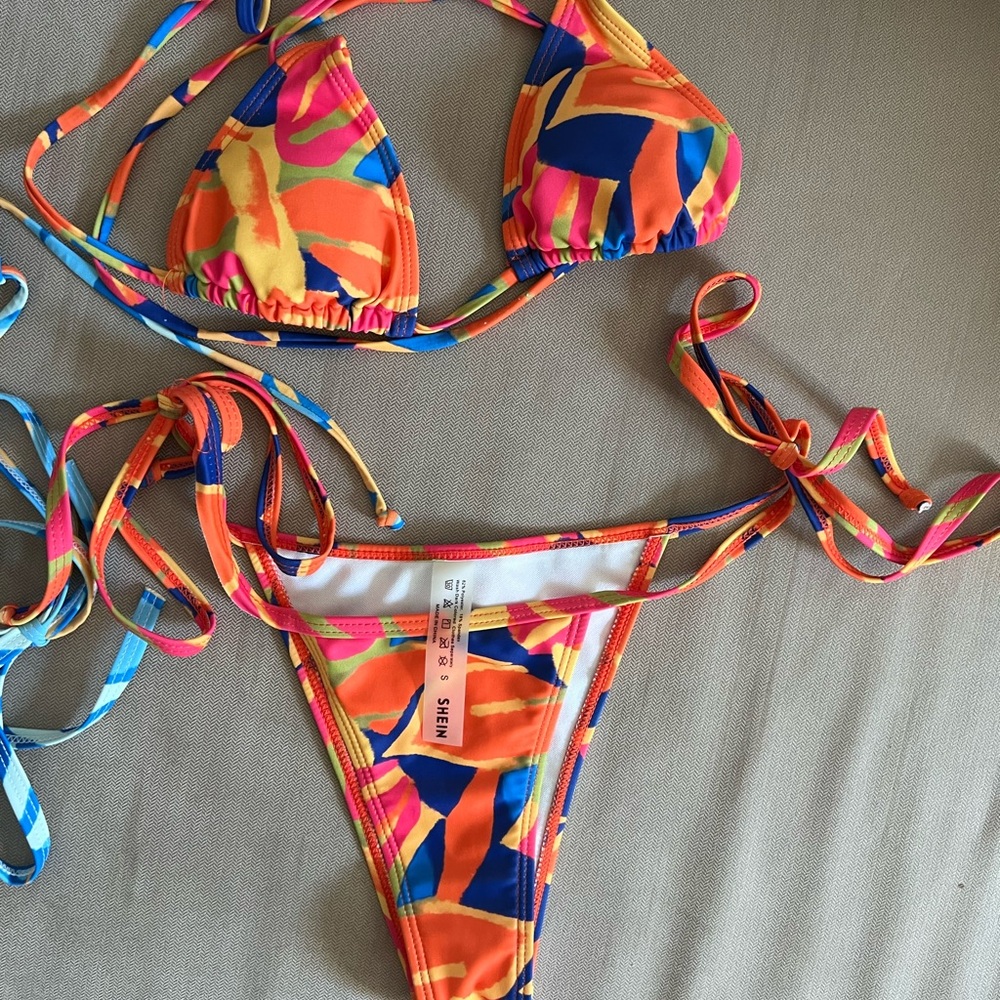 SHEIN Colorful Abstract Bikini Set - Picture 3 of 4
